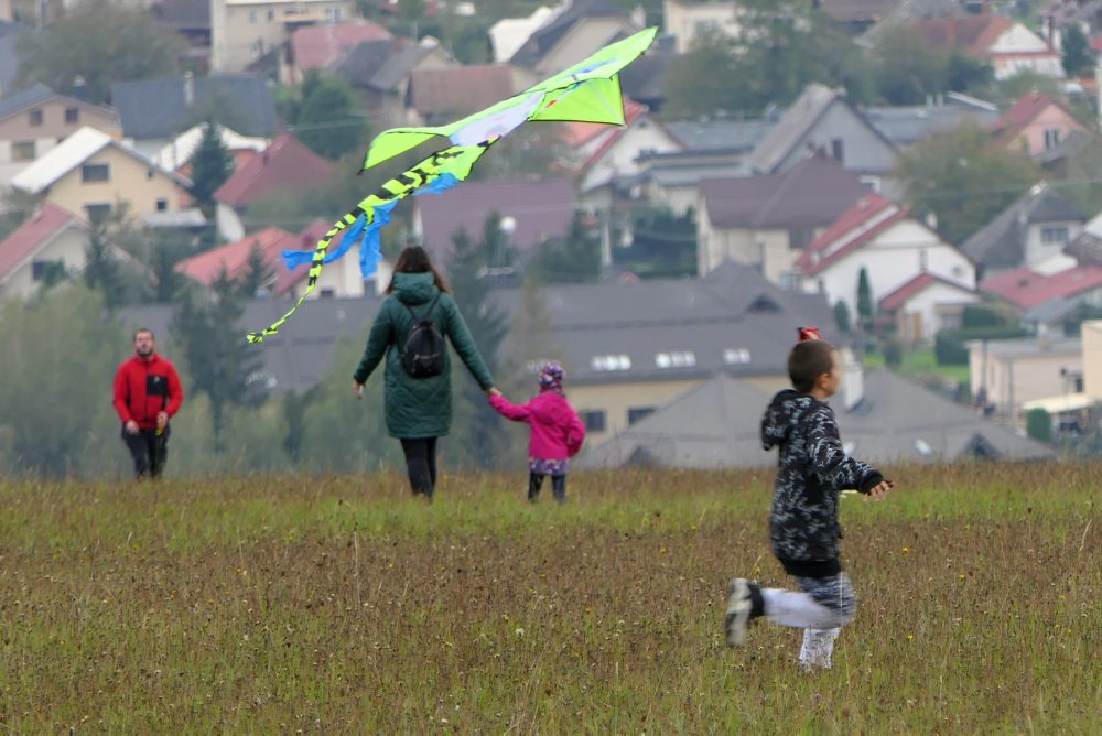 Nadšenci lietajúcich šarkanov sa stretli na lúke pod Jedľovinou vo Varíne