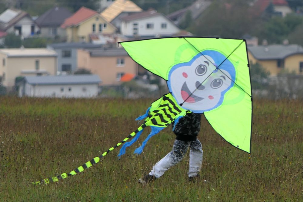 Nadšenci lietajúcich šarkanov sa stretli na lúke pod Jedľovinou vo Varíne