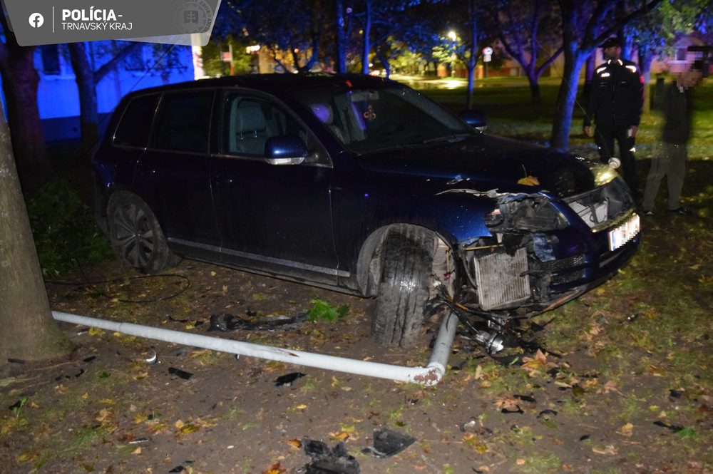 Polícia: Vodič s vyše 2,7 promile vrazil v Seredi do stĺpa s mestskou kamerou