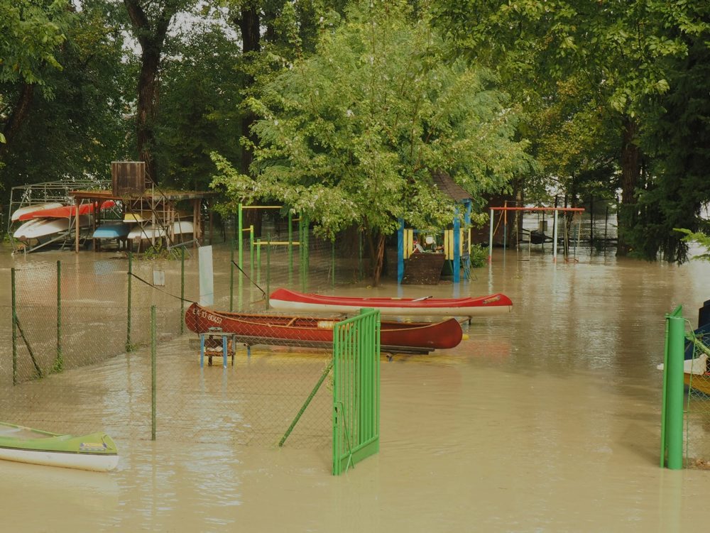 Zaplavené športové centrum polície v Bratislave