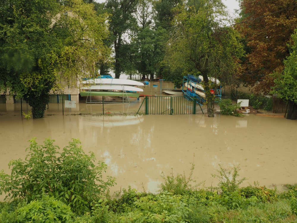 Zaplavené športové centrum polície v Bratislave