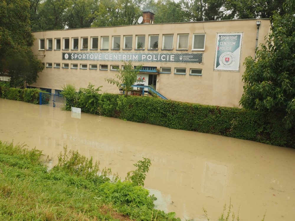 Zaplavené športové centrum polície v Bratislave