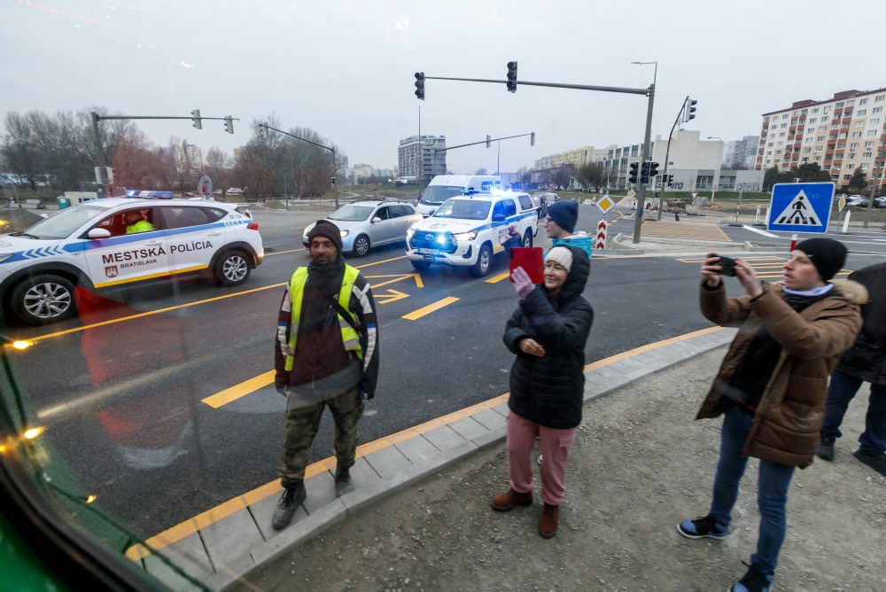 Po novej trati v Petržalke prešla prvá skúšobná električka