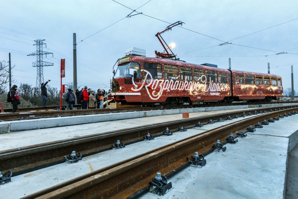 Po novej trati v Petržalke prešla prvá skúšobná električka