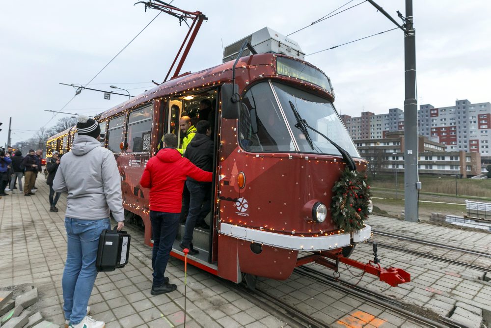 Po novej trati v Petržalke prešla prvá skúšobná električka