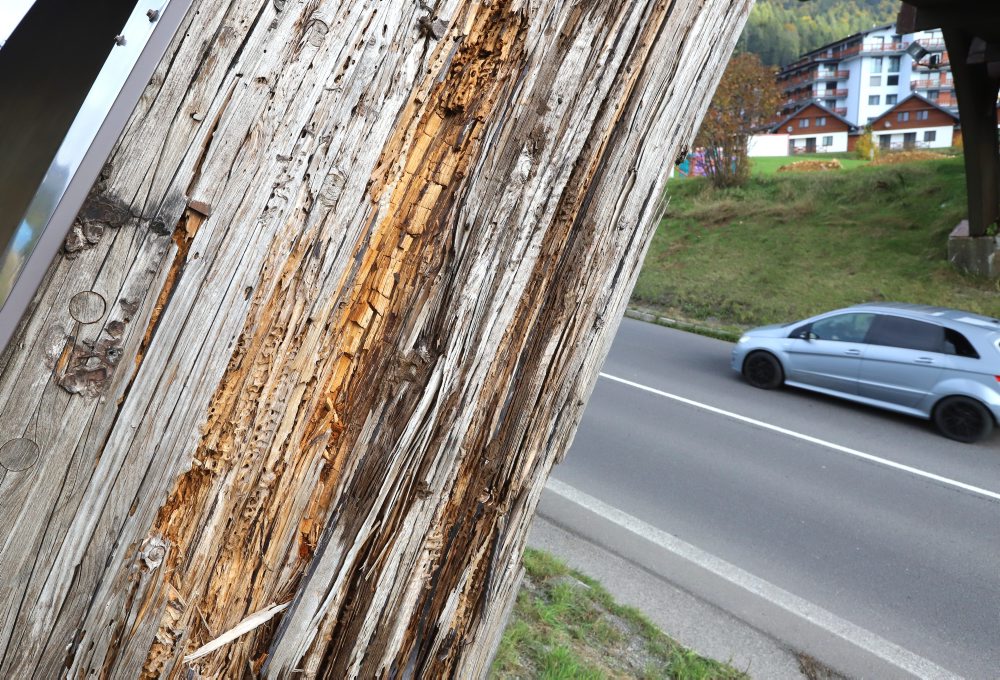 Uzavretý drevený most pre peších na Donovaloch pri Banskej Bystrici 