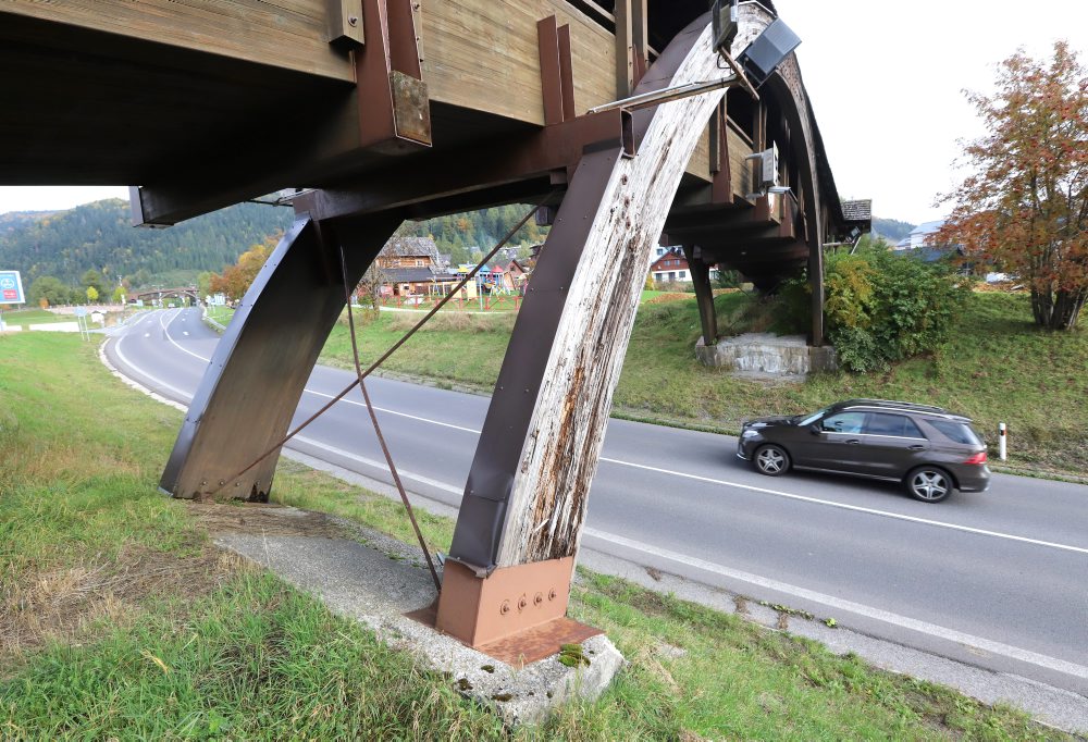 Uzavretý drevený most pre peších na Donovaloch pri Banskej Bystrici 