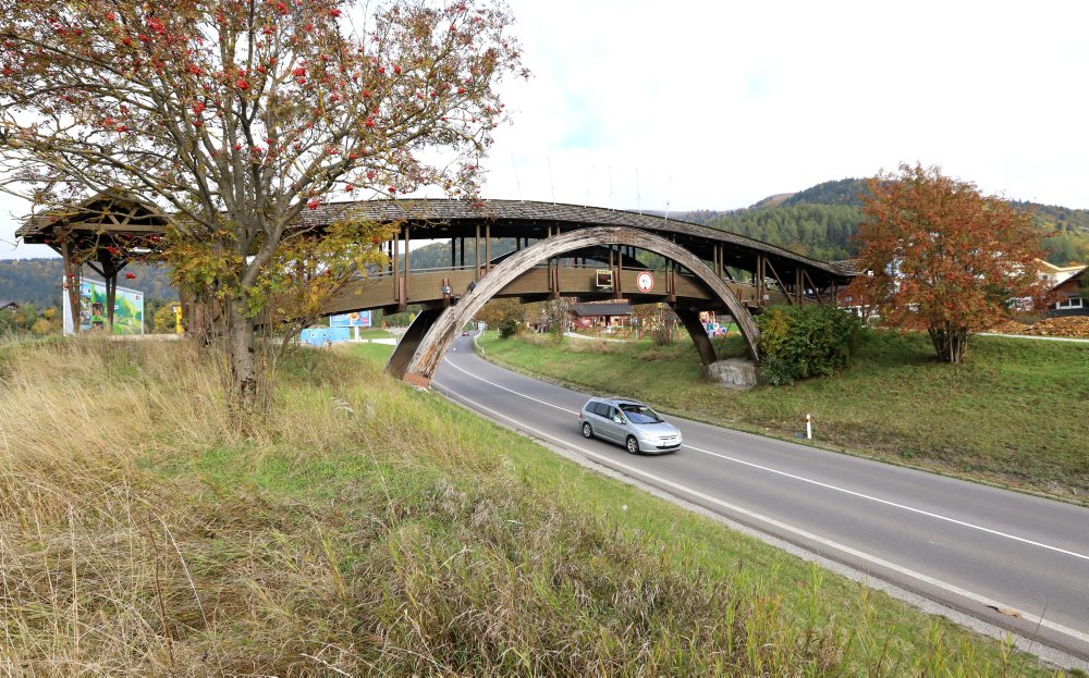 Uzavretý drevený most pre peších na Donovaloch pri Banskej Bystrici 