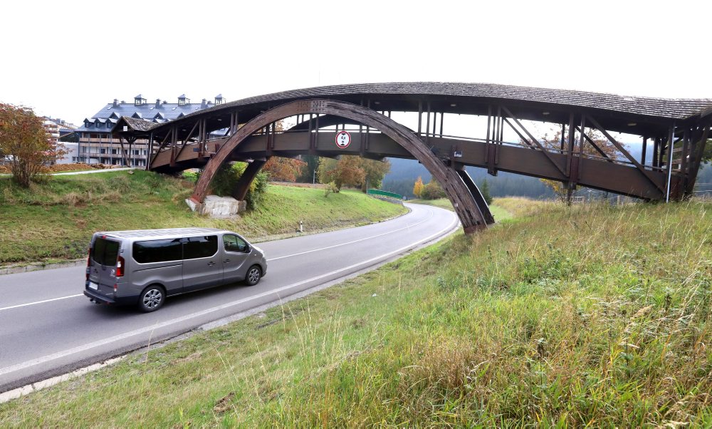 Uzavretý drevený most pre peších na Donovaloch pri Banskej Bystrici 