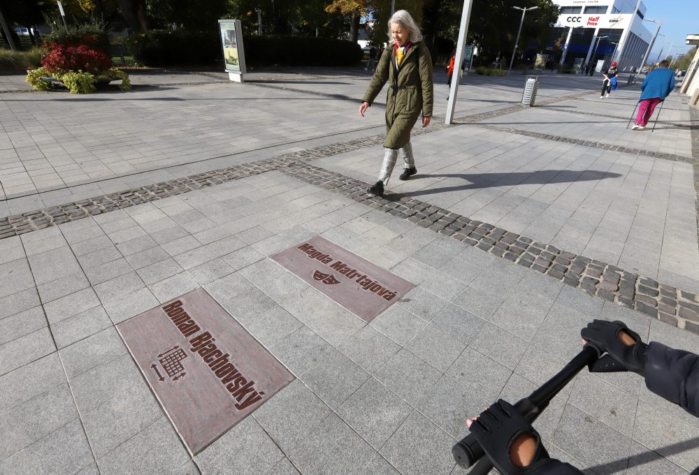 Pred Divadlom Jozefa Gregora Tajovského (DJGT) vo Zvolene odhalili spomienkovú dlaždicu venovanú M. Matrtajovej