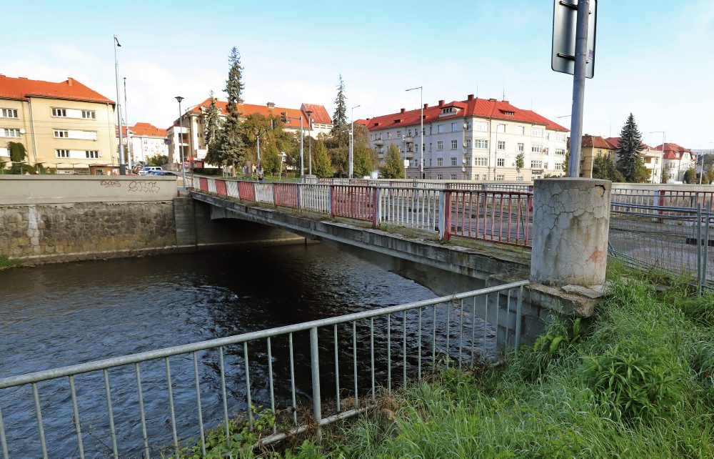 Nevyhovujúci most pri malej železničnej stanici v Banskej Bystrici 