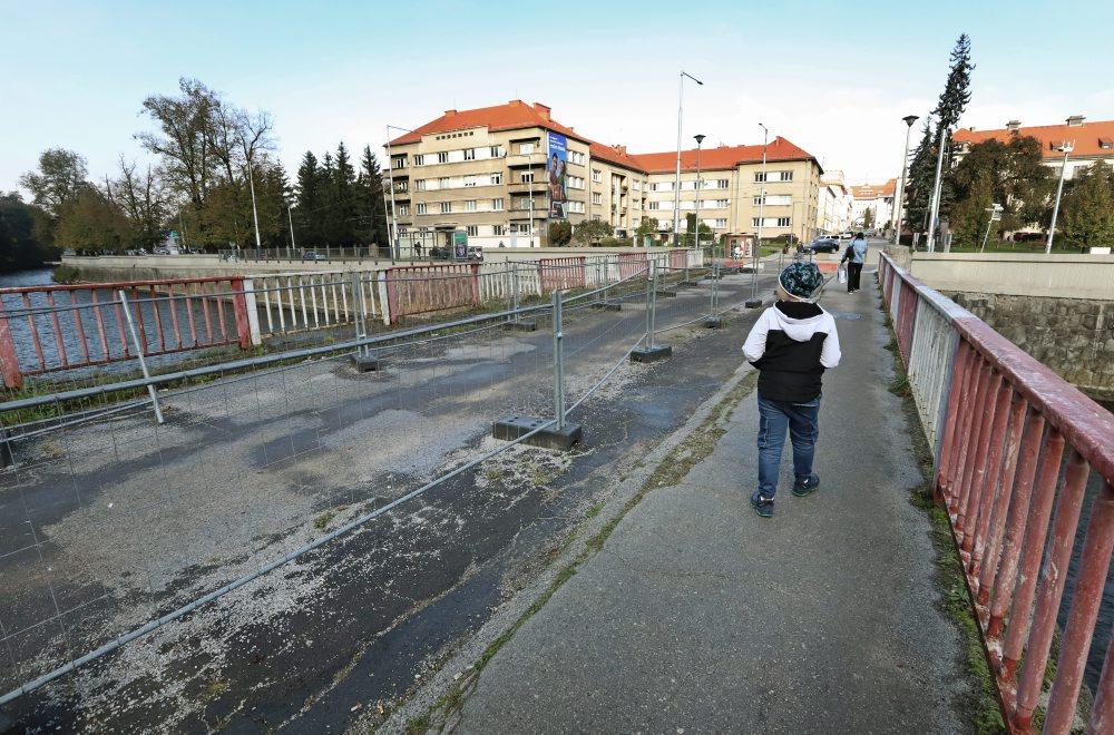 Nevyhovujúci most pri malej železničnej stanici v Banskej Bystrici 