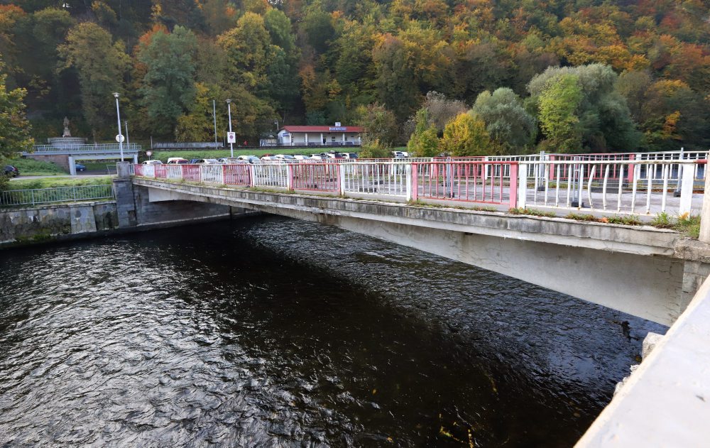 Nevyhovujúci most pri malej železničnej stanici v Banskej Bystrici 