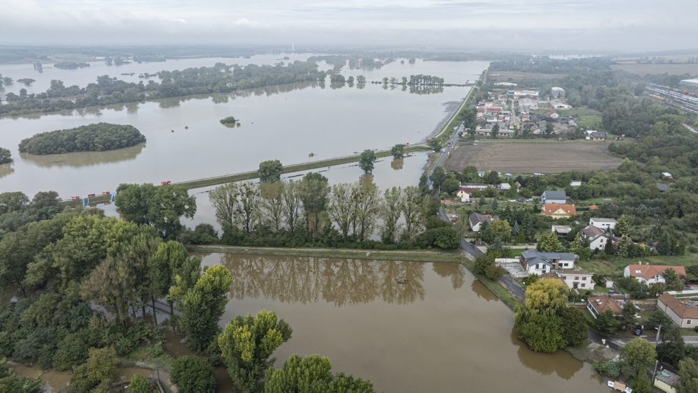 Letecké zábery na rozvodnenú rieku Moravu a Dunaj v Bratislave