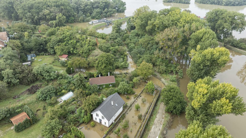 Letecké zábery na rozvodnenú rieku Moravu a Dunaj v Bratislave