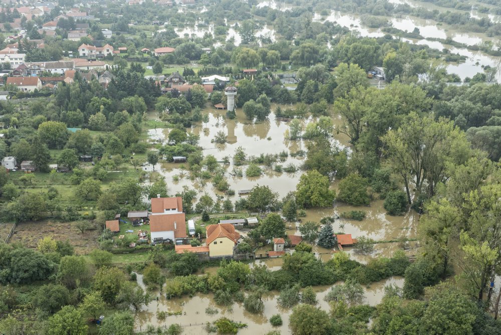 Letecké zábery na rozvodnenú rieku Moravu a Dunaj v Bratislave