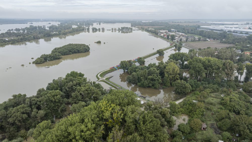 Letecké zábery na rozvodnenú rieku Moravu a Dunaj v Bratislave