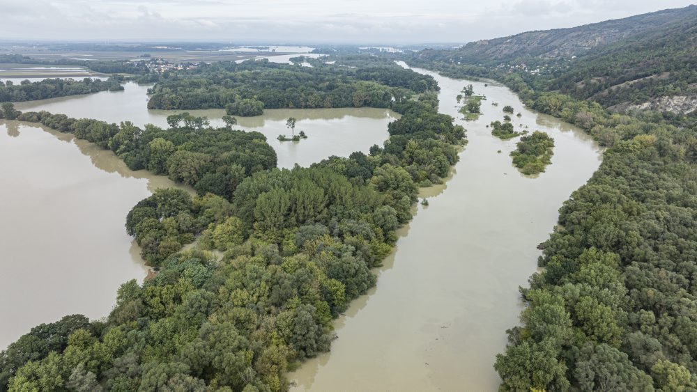 Letecké zábery na rozvodnenú rieku Moravu a Dunaj v Bratislave