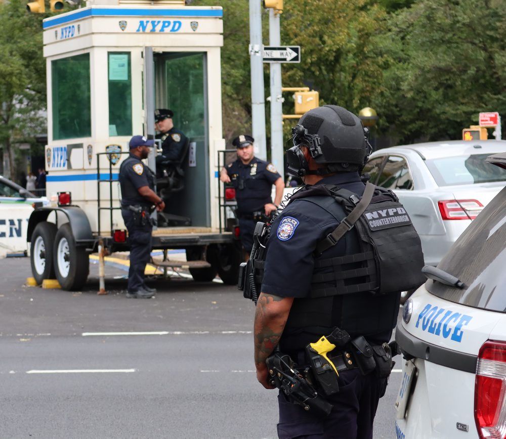 Príslušníci protiteroristickej jednotky newyorskej polície hliadkujú pred budovou Organizácie Spojených národov v New Yorku 