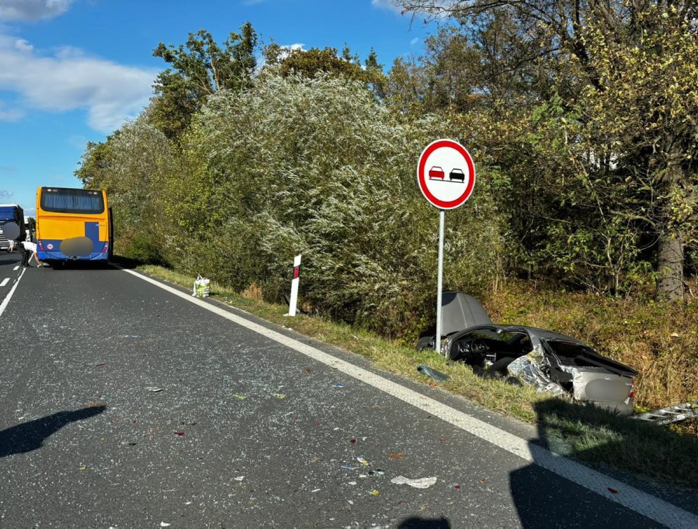 Polícia vyšetruje okolnosti nehody autobusu a osobného auta pri Kútoch