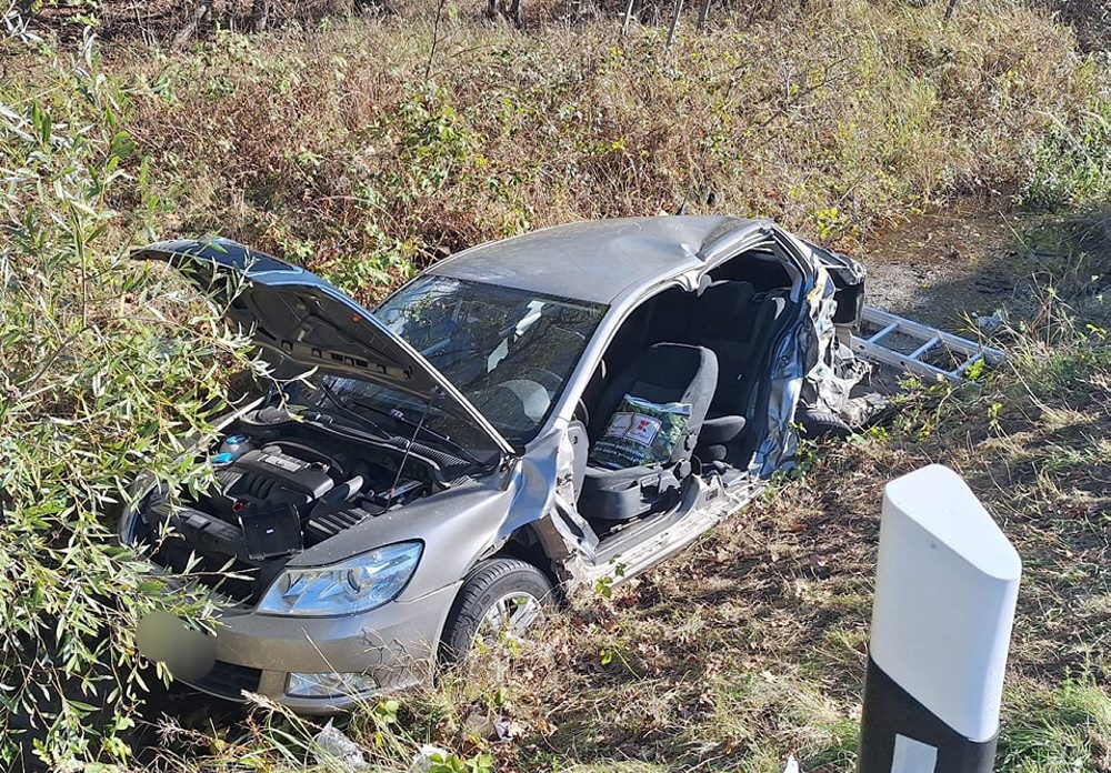 Polícia vyšetruje okolnosti nehody autobusu a osobného auta pri Kútoch