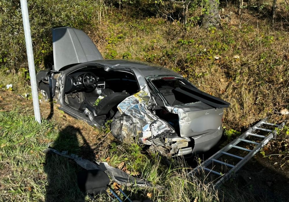 Polícia vyšetruje okolnosti nehody autobusu a osobného auta pri Kútoch