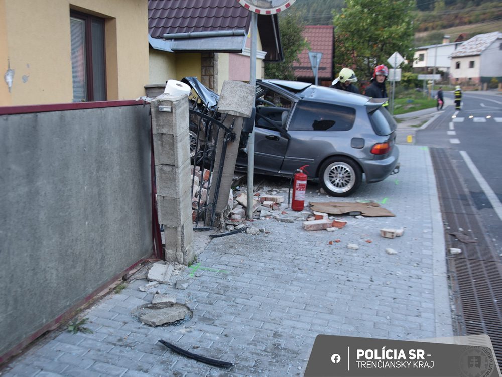 Mladý vodič narazil v Prečíne do oplotenia troch rodinných domov