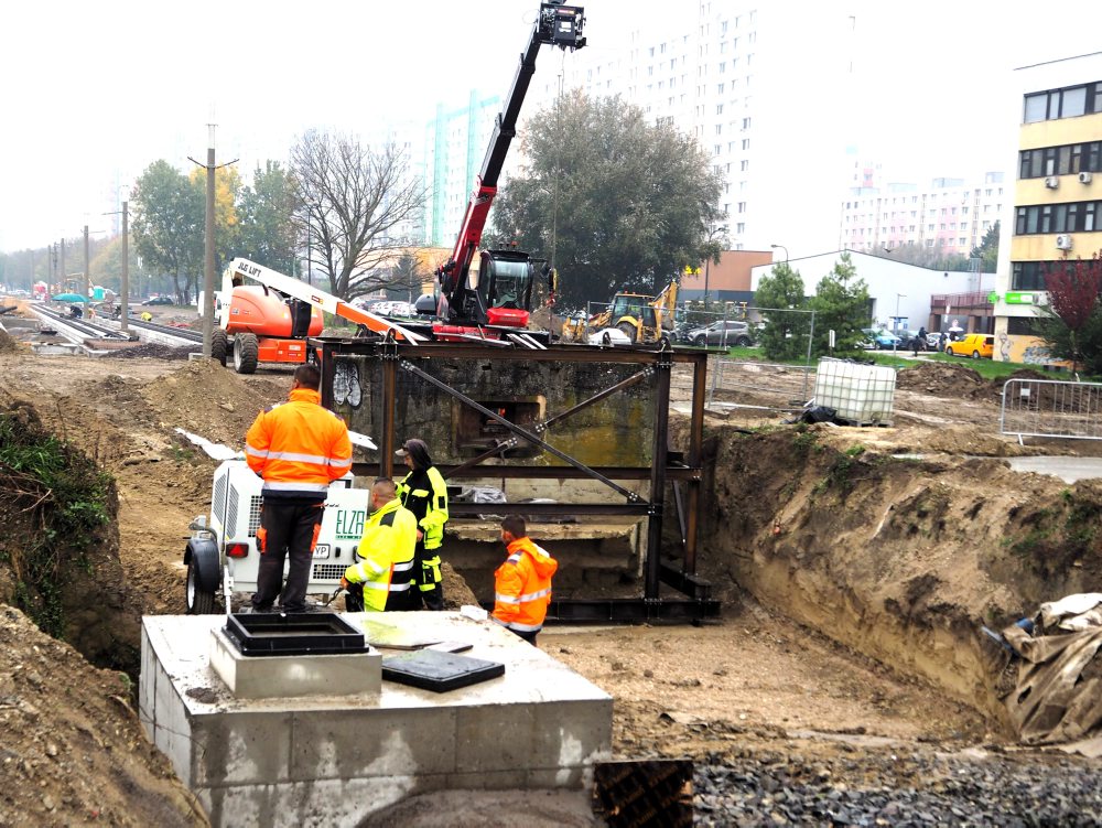 Protitankovú stenu v Petržalke, na trati električky, presunú