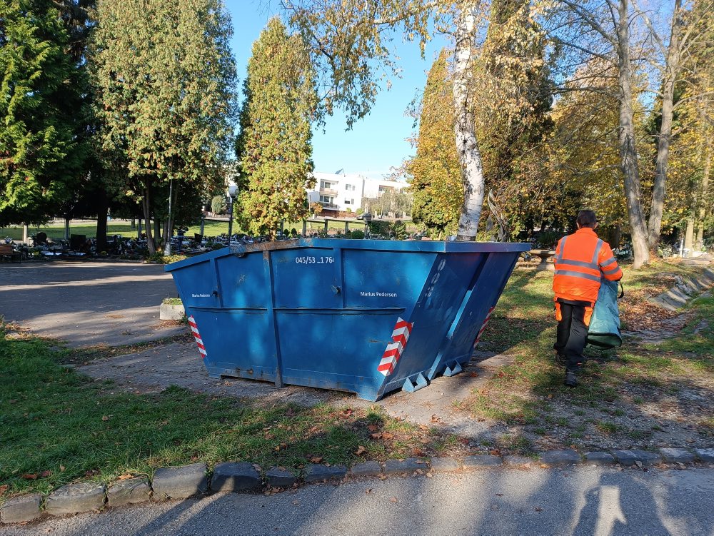 Mesto Zvolen upratuje cintoríny, odvážajú lístie i orezávajú stromy