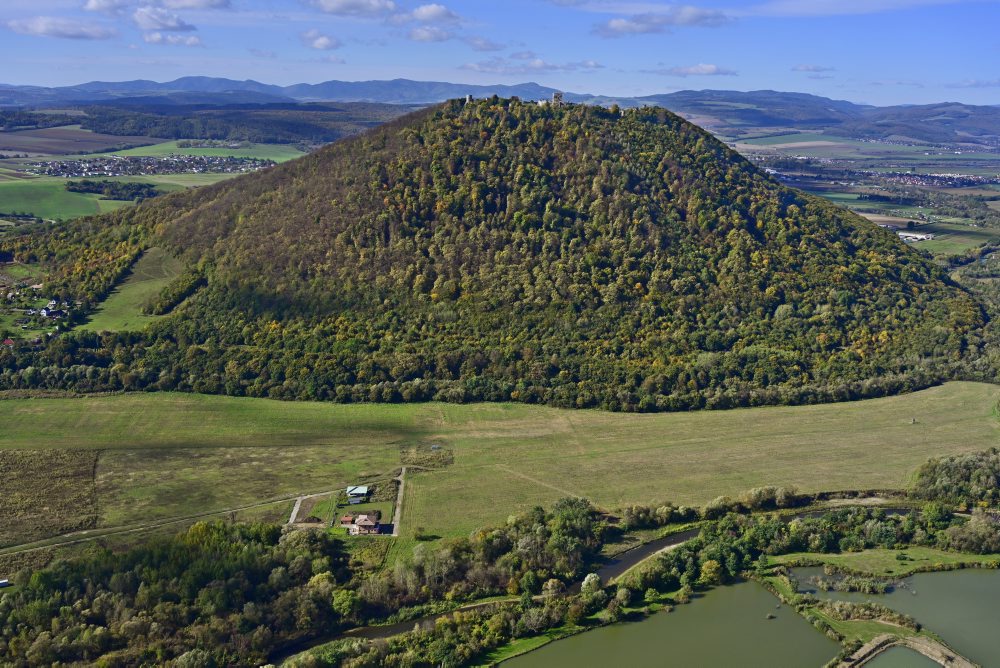 Na leteckej snímke Šarišský hradný vrch a hrad Šariš