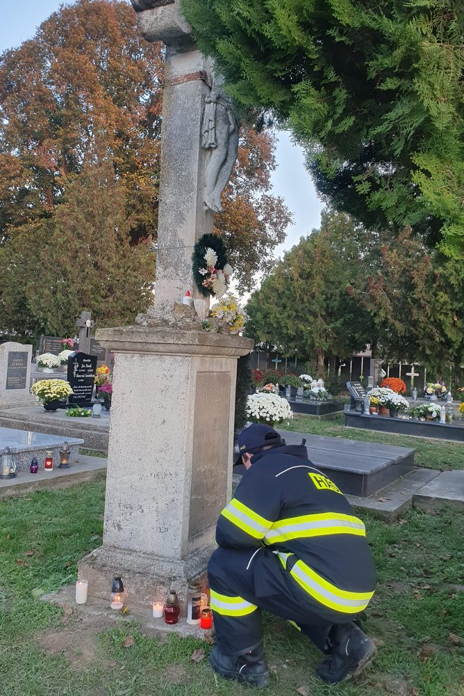 Protipožiarna hliadka na cintoríne vo Veľkom Grobe