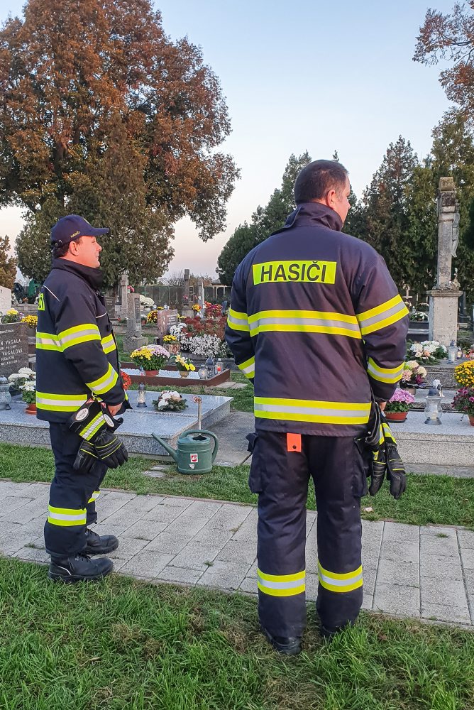 Protipožiarna hliadka na cintoríne vo Veľkom Grobe