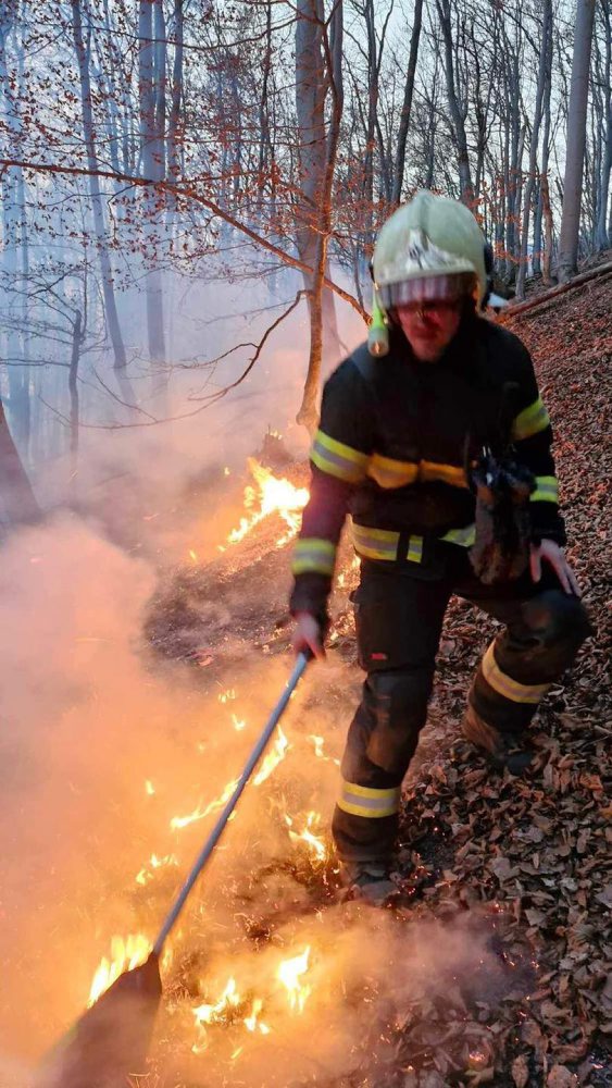 Hasiči zasahujú pri požiari lesa v obci Valaská Belá