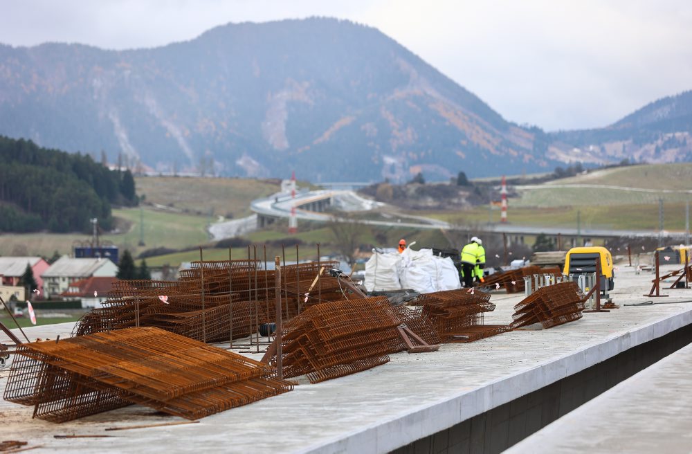 V tuneli Čebrať pokračuje betonáž vozovky a montuje sa technológia