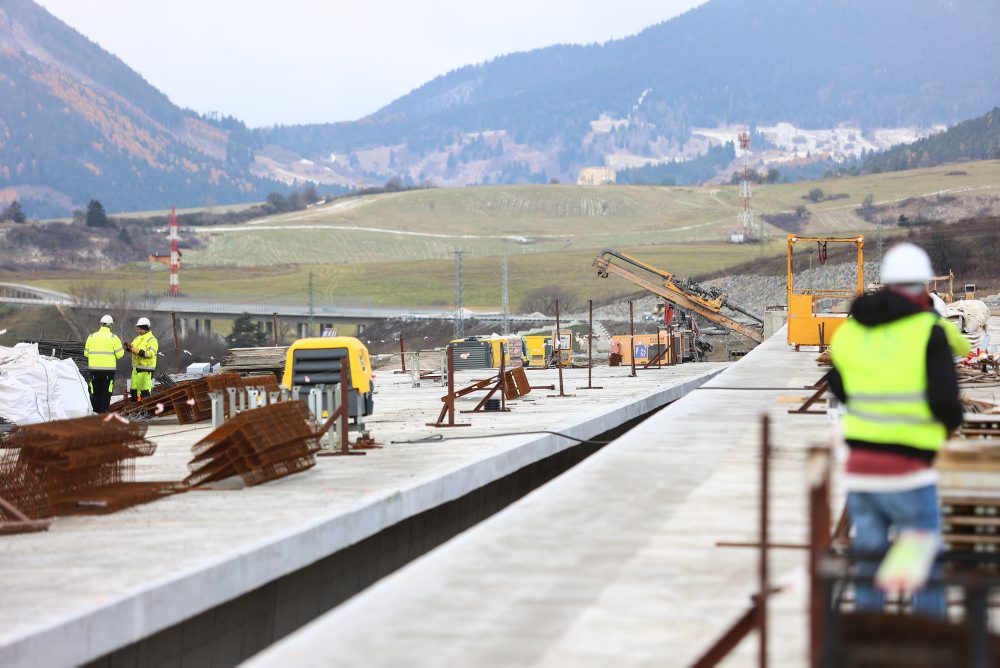 V tuneli Čebrať pokračuje betonáž vozovky a montuje sa technológia