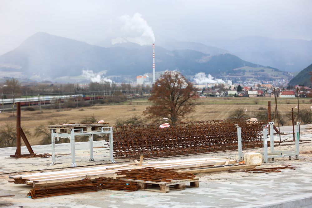 V tuneli Čebrať pokračuje betonáž vozovky a montuje sa technológia