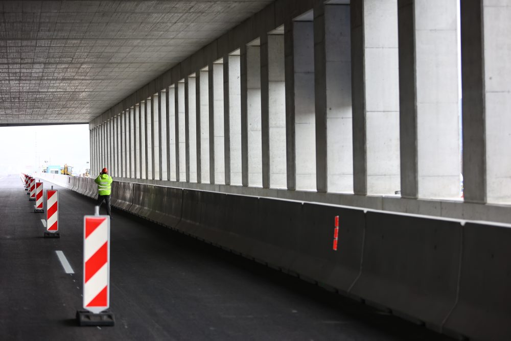 V tuneli Čebrať pokračuje betonáž vozovky a montuje sa technológia