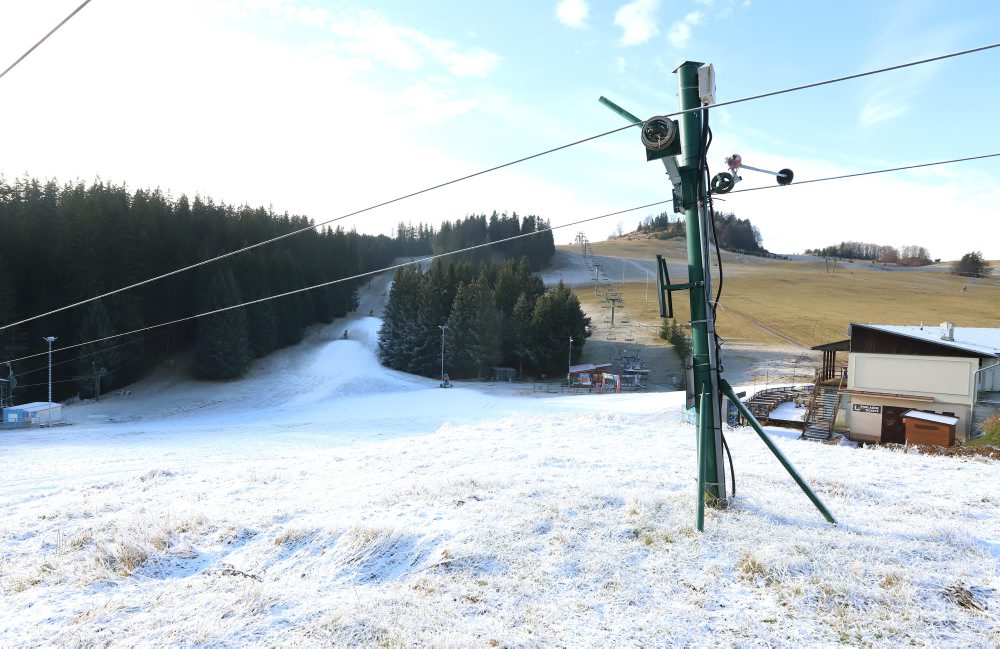 Príprava na zimnú sezónu v lyžiarskom stredisku na Donovaloch 