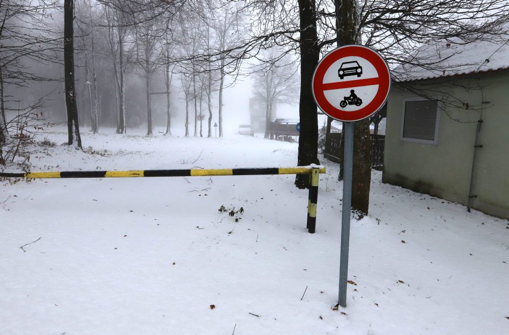 Zasnežený areál lyžiarsky bežecký štadión Rudolfa Čillíka na Skalke