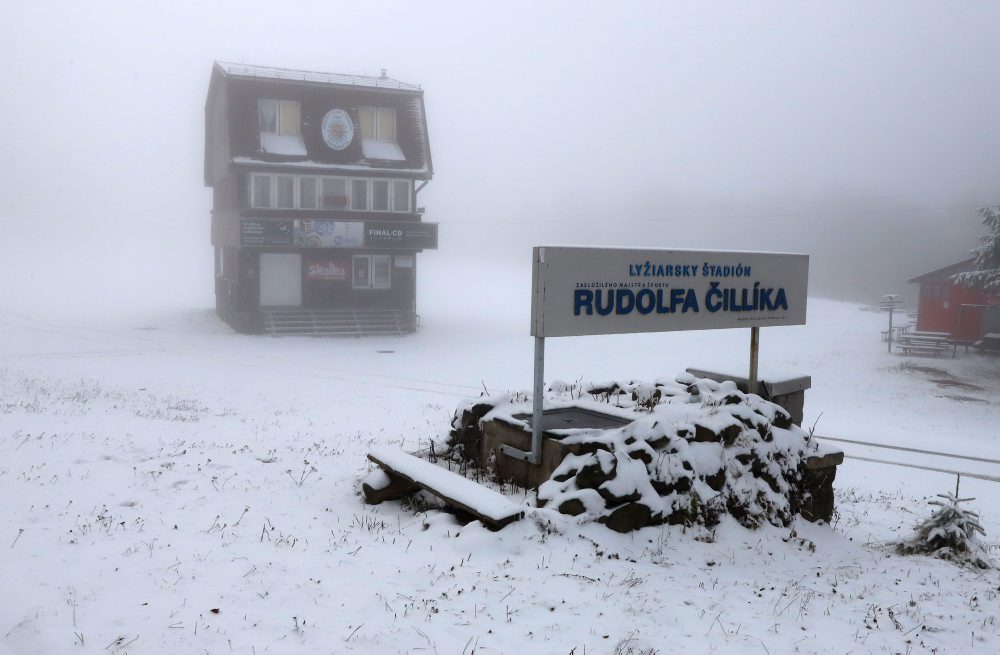 Zasnežený areál lyžiarsky bežecký štadión Rudolfa Čillíka na Skalke