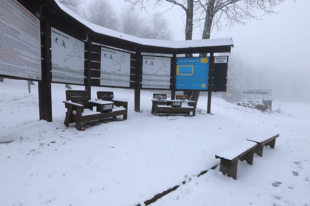 Zasnežený areál lyžiarsky bežecký štadión Rudolfa Čillíka na Skalke