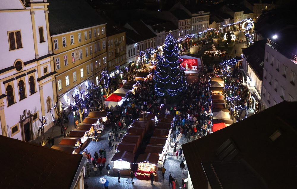 Vianočné remeselné trhy a vianočná výzdoba na Mierovom námestí v Trenčíne