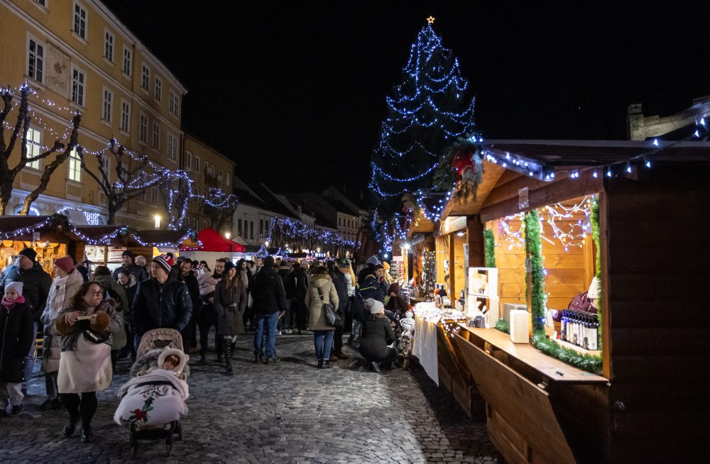 Vianočné remeselné trhy na Mierovom námestí v Trenčíne