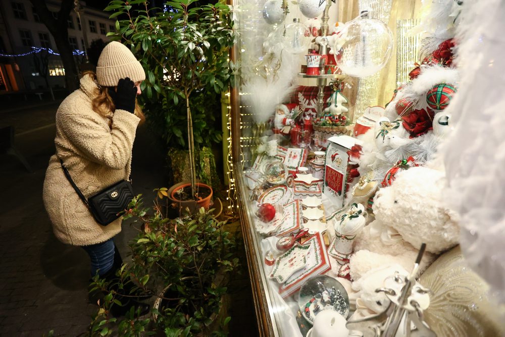 Vianočné remeselné trhy a vianočná výzdoba na Mierovom námestí v Trenčíne