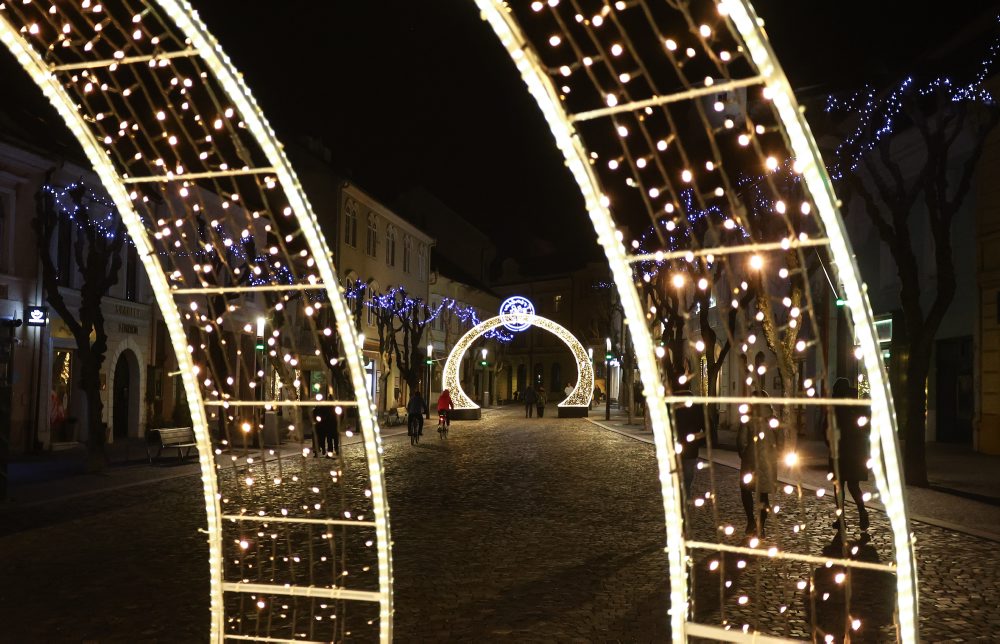 Vianočná výzdoba na Mierovom námestí v Trenčíne