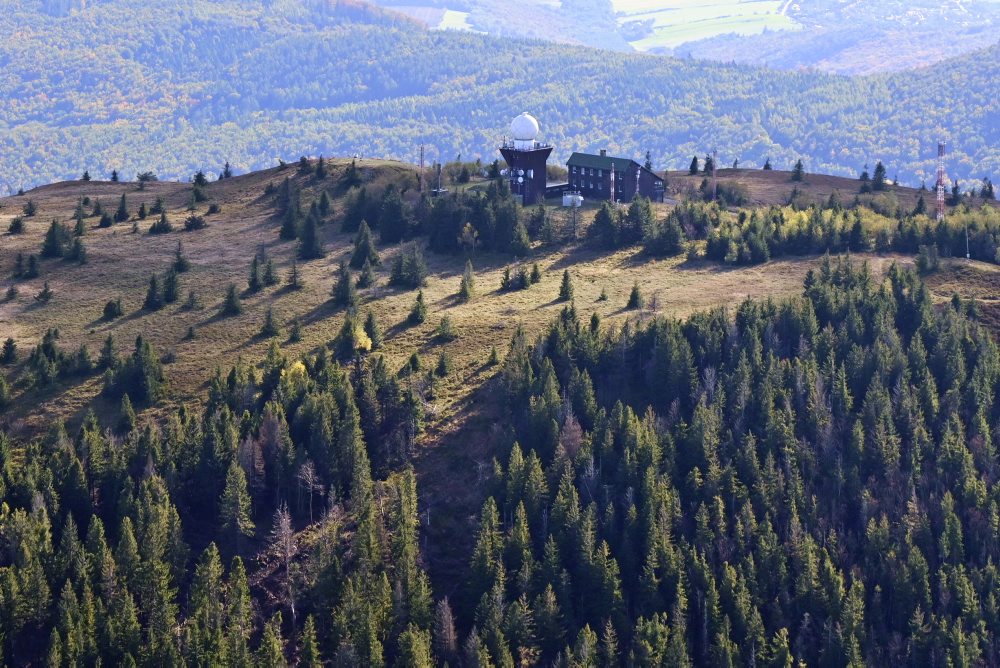 Na leteckej snímke meteorologická radarová stanica SHMÚ na Kojšovskej holi