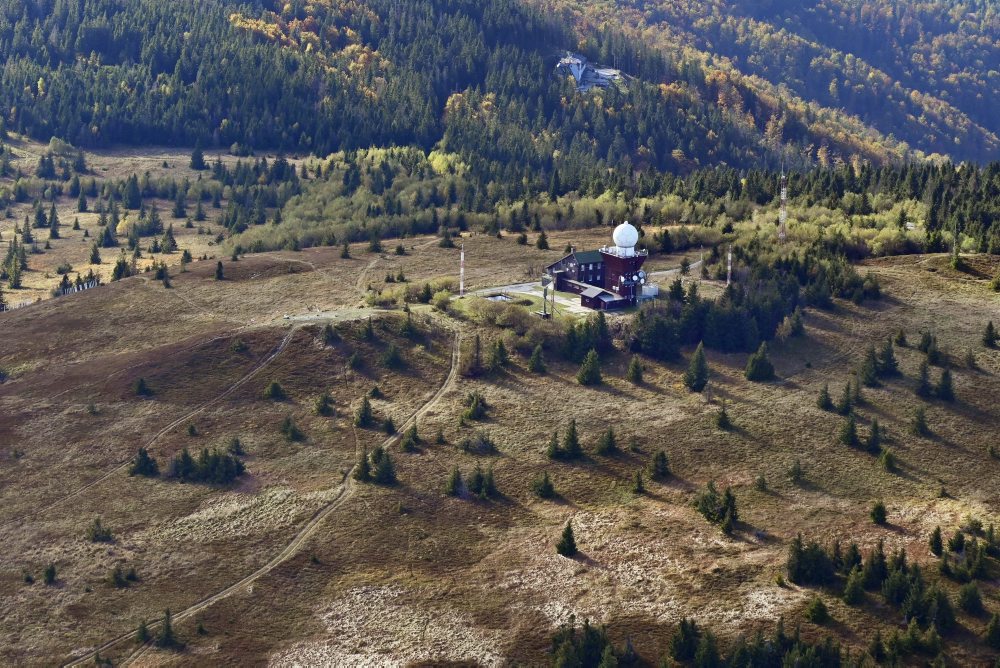 Na leteckej snímke meteorologická radarová stanica SHMÚ na Kojšovskej holi