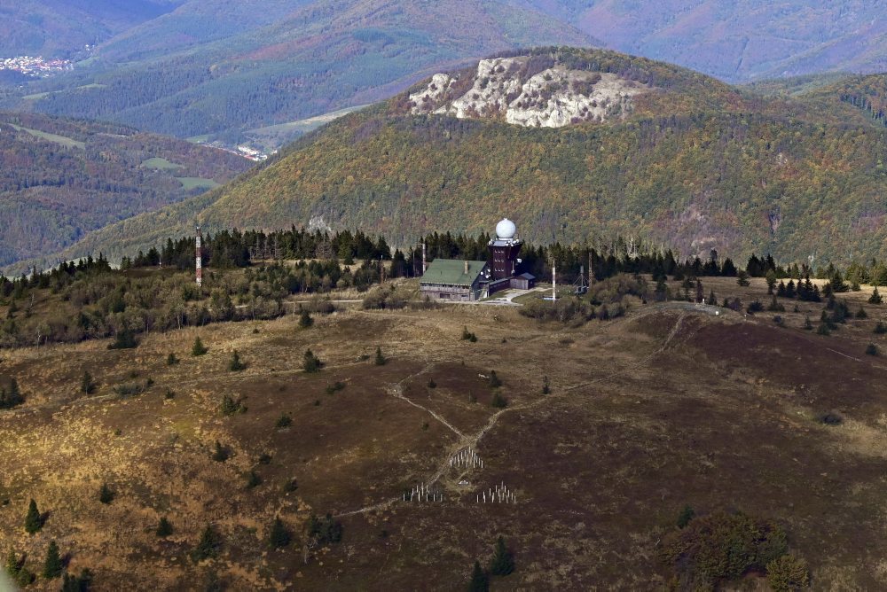 Na leteckej snímke meteorologická radarová stanica SHMÚ na Kojšovskej holi