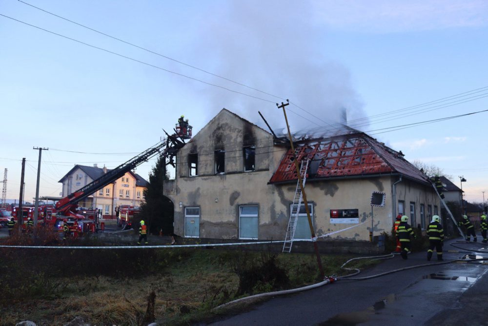 V Ilave horel polyfunkčný objekt, príčiny požiaru zisťujú