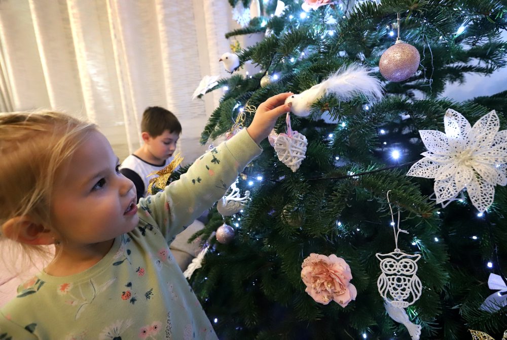 Zdobenie vianočného stromčeka vo Zvolene 